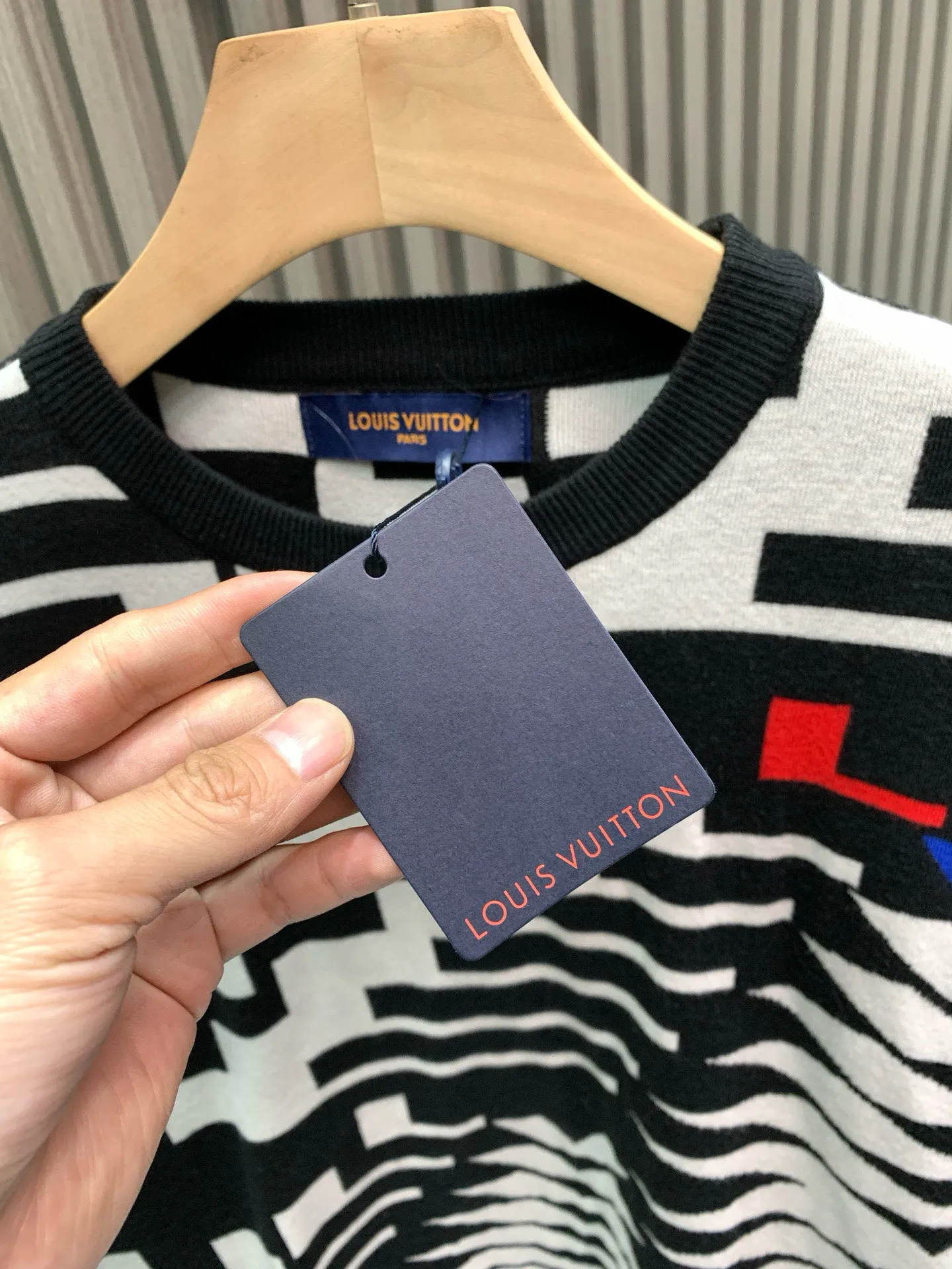 🅿️360 🀄️ Louis Vuitton 1v 2025 new jacquard knitted wool pullover ⚠️The original internal price is 15600 purchased💰 This style is made of 50 wool 50 polyamide fiber 26-count double-ply blended yarn and is dyed blue and red on the board. The flowers are manually counted by the painter and then finely modified. It adopts imported 12-knitting machine full-piece cylindrical jacquard and 3-color cylindrical hanging jacquard process. It takes 380 minutes. Special wool washing process makes the fabric texture softer and more delicate. The velvet feel has warmth and affinity. The touch is self-evident. There is no thorny feeling when worn next to the body. It has excellent thermal insulation coefficient and does not deform. Same style for men and women.